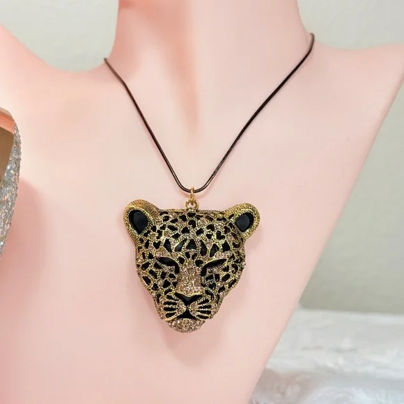 ⚜️ Elegant Gold and Black Leopard Pendant Necklace - Picture 4 of 5